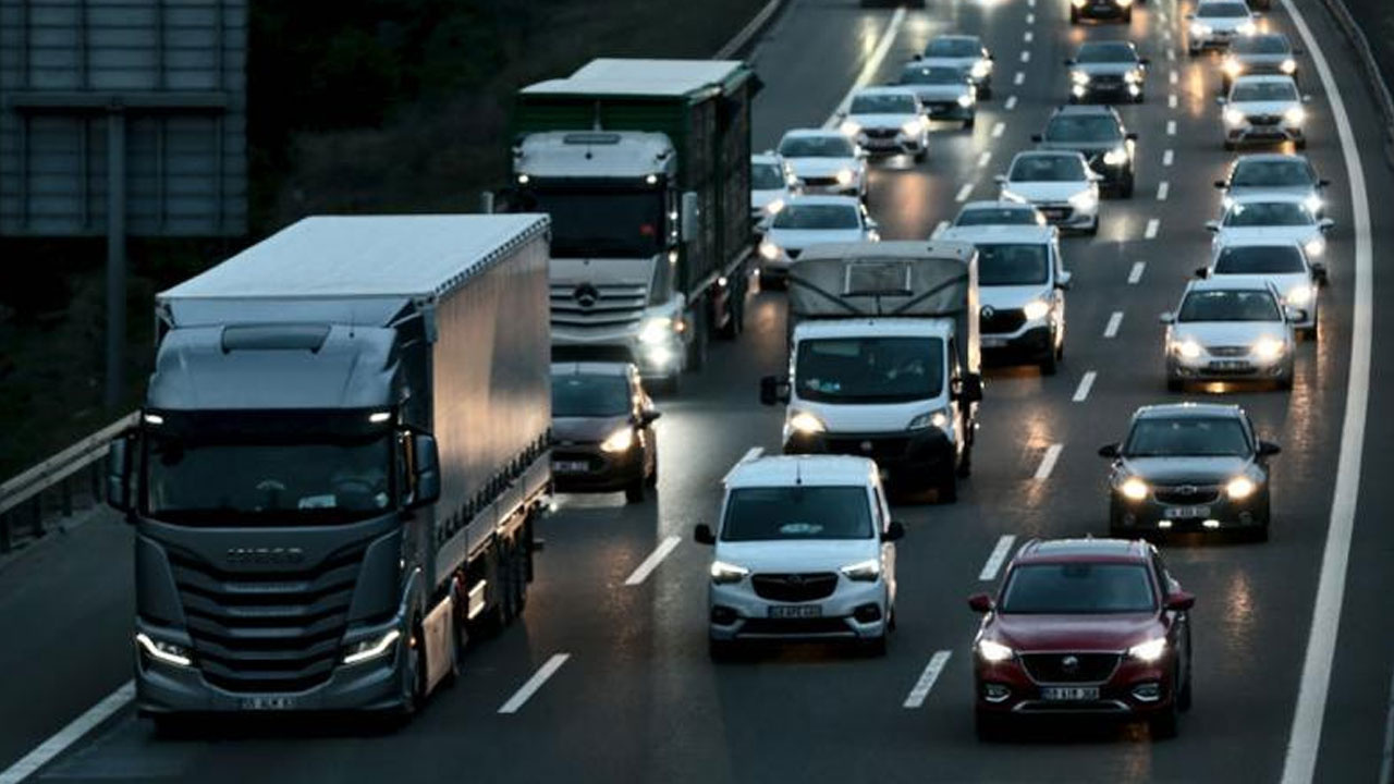 Megakentin çilesi bitmiyor! İstanbul'da yağışın etkisiyle trafik yoğunluğu yaşanıyor