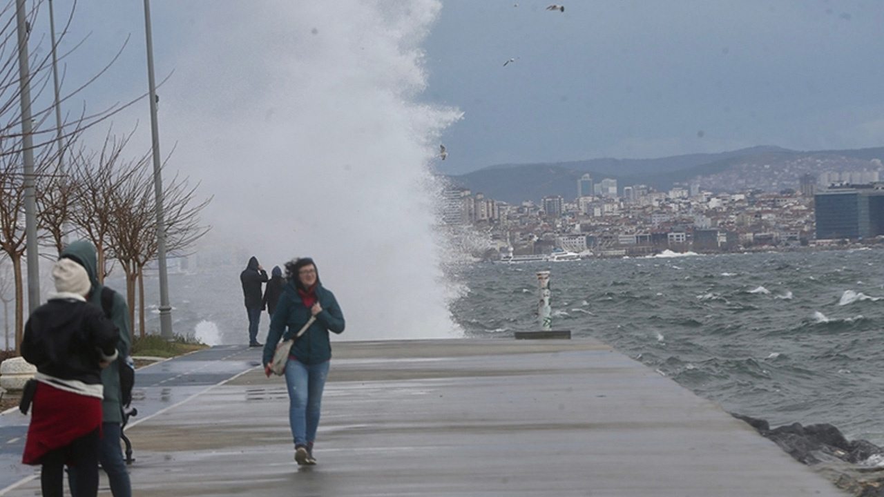 İstanbul'da olumsuz hava koşulları nedeniyle deniz ulaşımında aksama