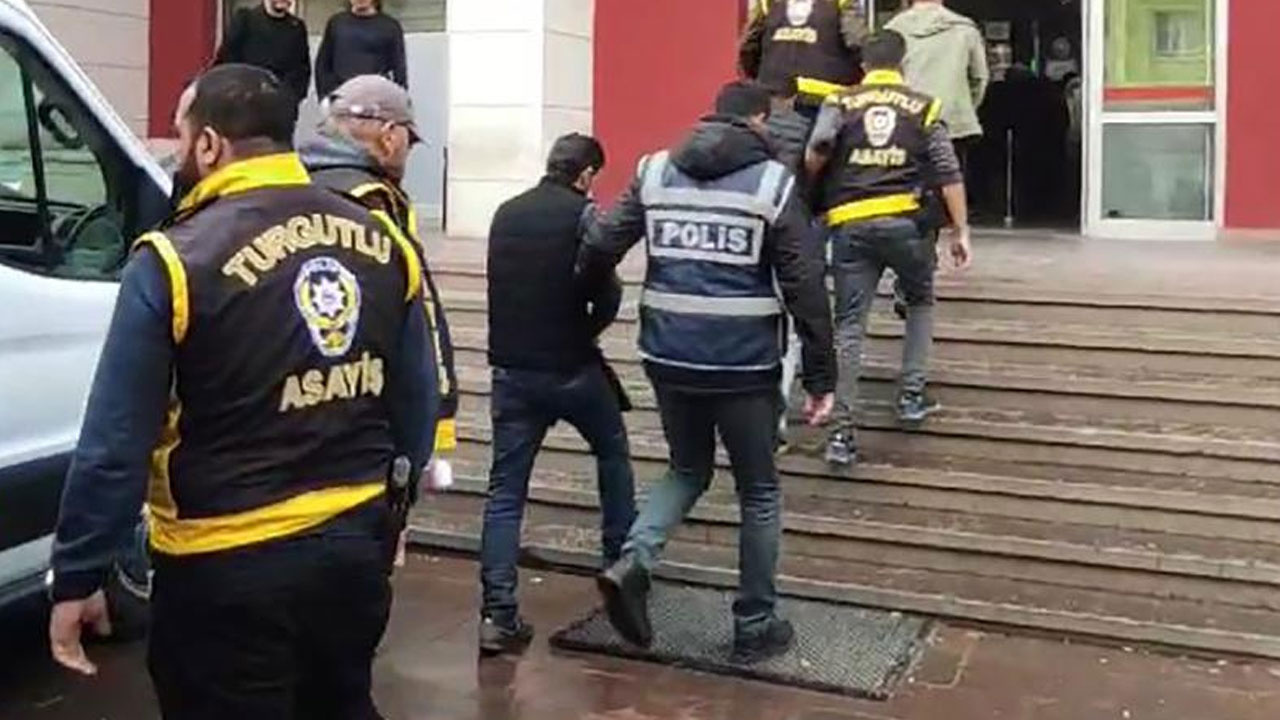 Manisa'da silahla ateş ettikleri anları paylaşan 5 kişi tutuklandı