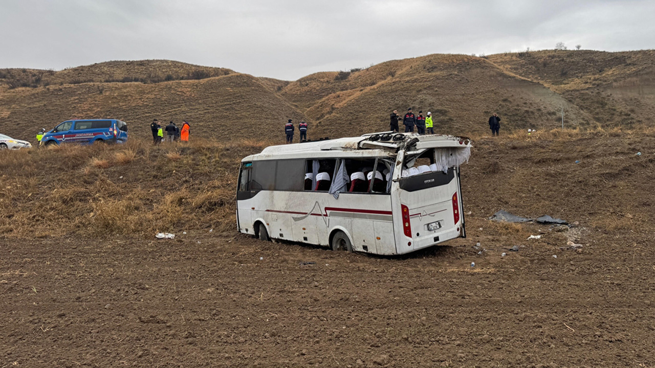 Cenaze yolunda kaza! Çankırı'da devrilen midibüsteki 29 kişi yaralandı