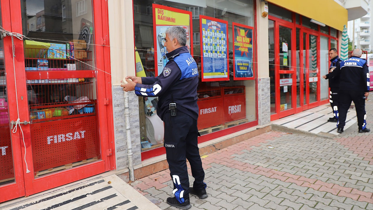 Alanya'da son kullanma tarihi geçmiş gıda satan zincir market şubesi mühürlendi