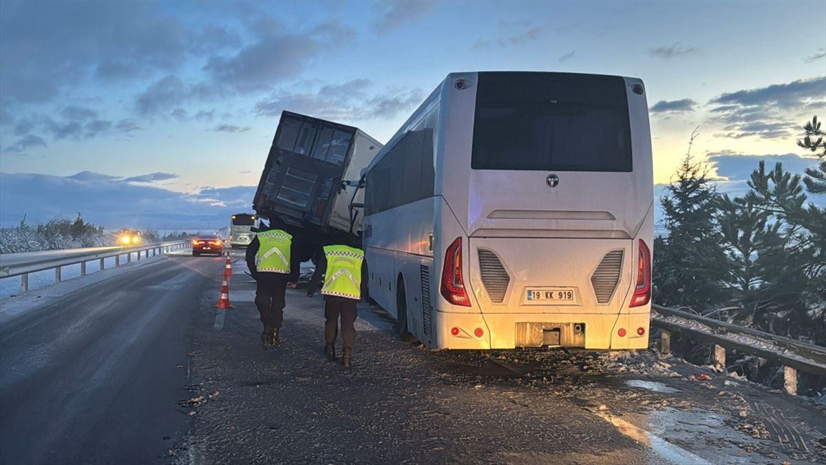 Afyonkarahisar'da 3 aracın karıştığı feci kaza! 30 kişi yaralandı