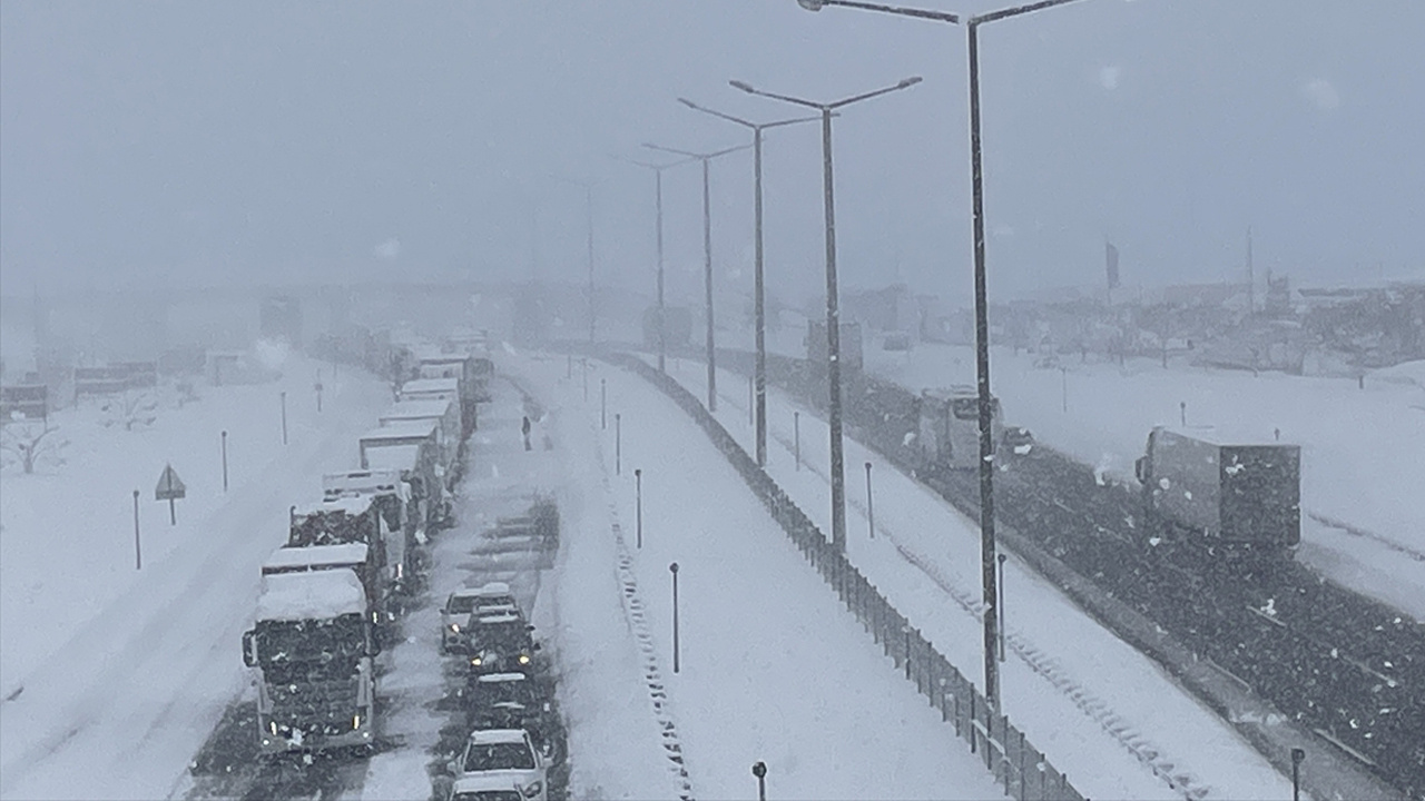 Anadolu Otoyolu'nda son durum ne? Yoğun kar yağışı etkili oluyor