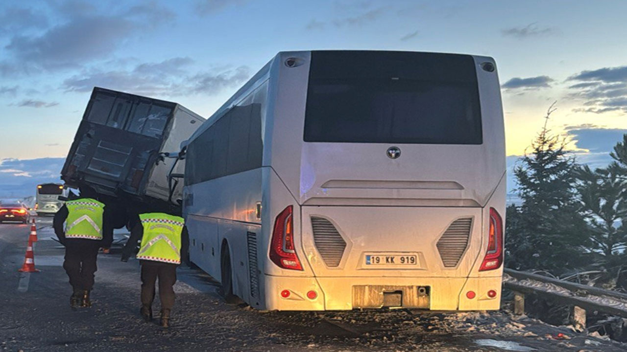 3 aracın karıştığı trafik kazasında 30 kişi yaralandı