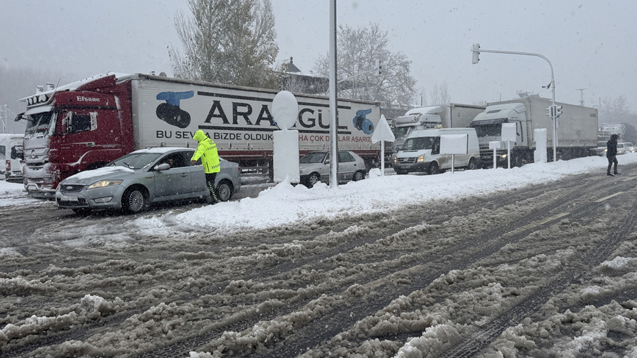 Kahramanmaraş-Kayseri kara yolu kar ve tipi nedeniyle ulaşıma kapandı