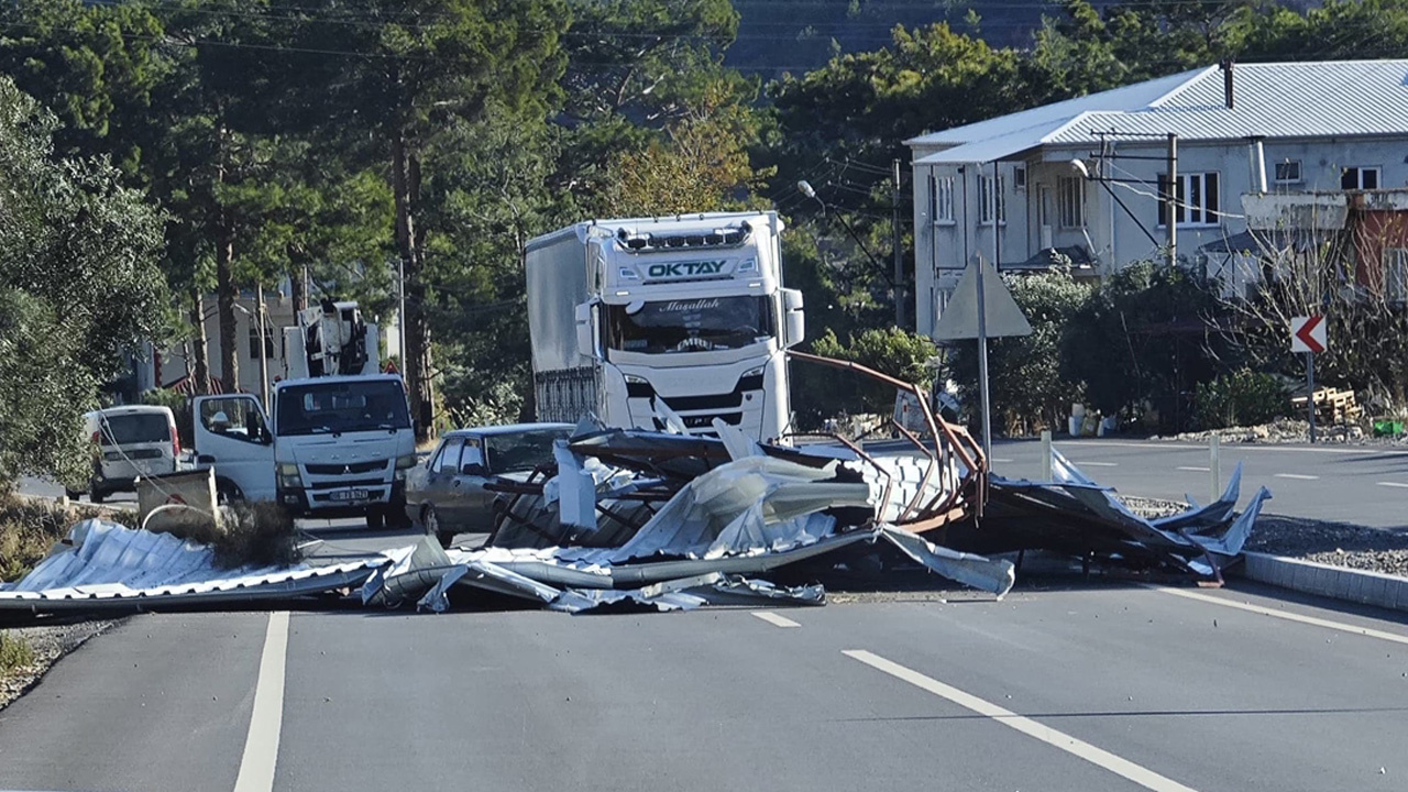 Mersin'de işçilerin kaldığı tesiste çatılar uçtu! 1 kişi öldü, 1 kişi yaralandı