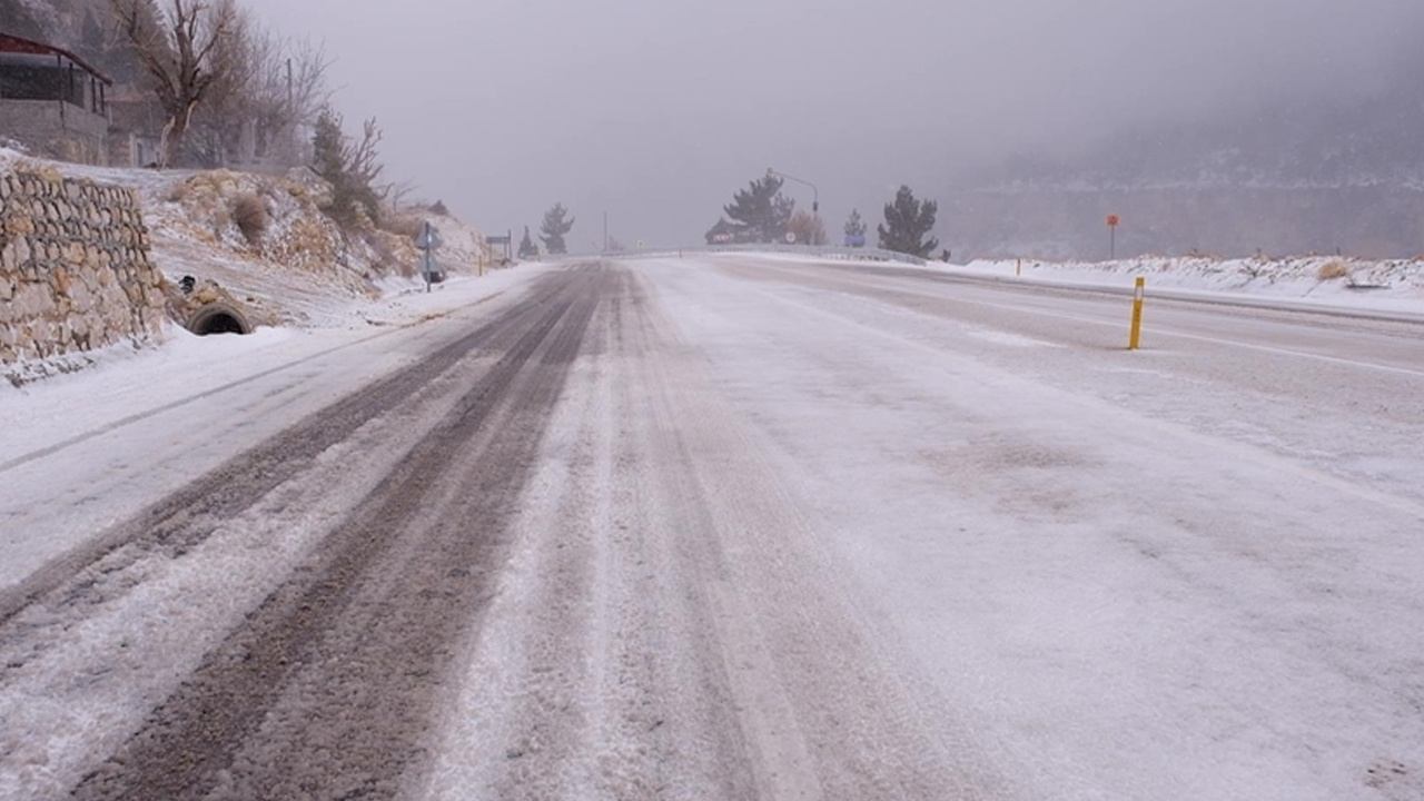 Sertavul Geçidi kar yağışı nedeniyle trafiğe kapatıldı