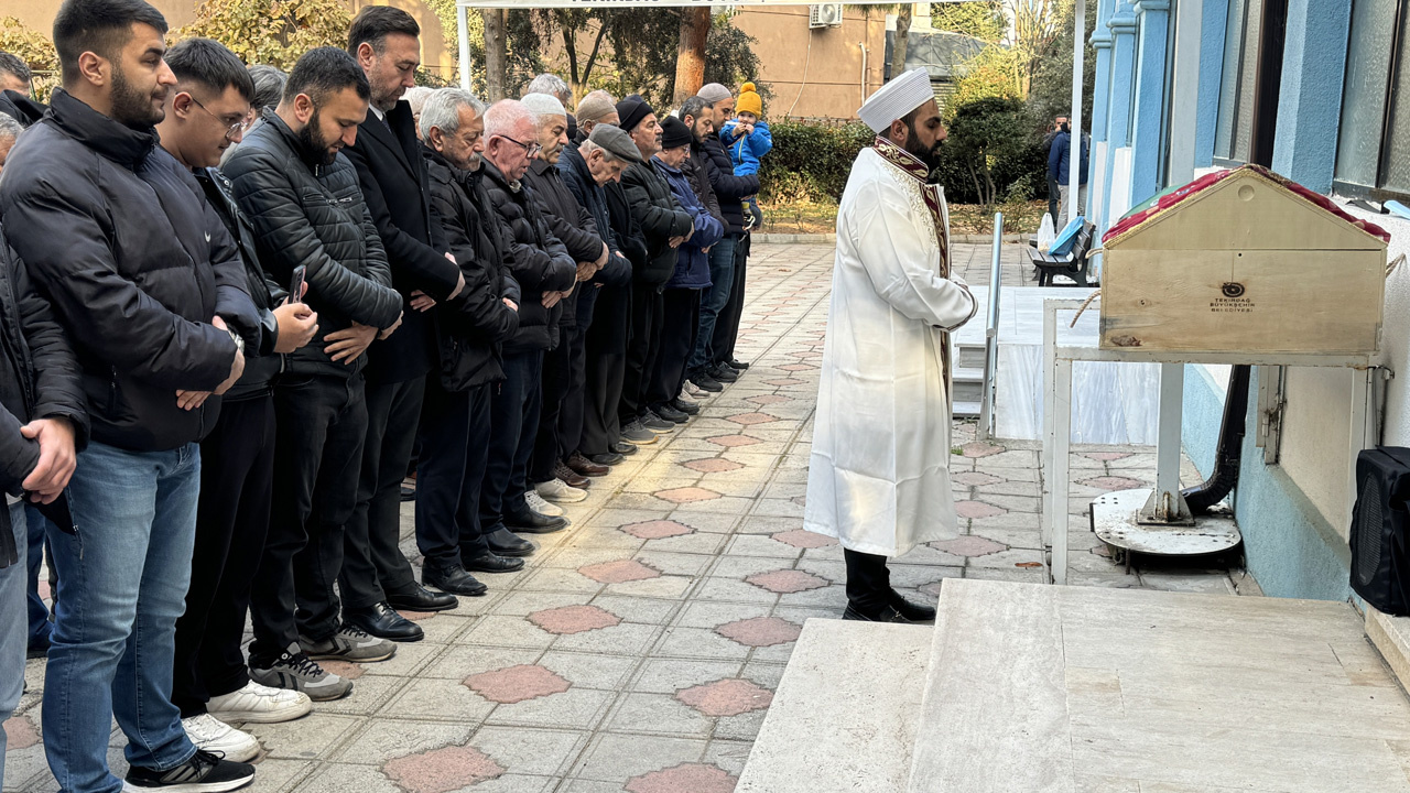 Tekirdağ'da Sıla bebeğin balkondan düşerek ölen teyzesi Elif Akyüz'ün cenazesi defnedildi