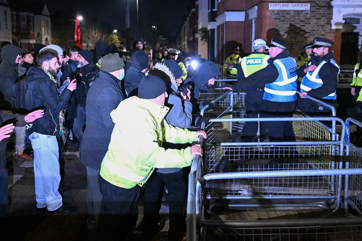 Londra'da PKK yandaşları İngiliz polisiyle çatıştı arbede anları görüntülendi