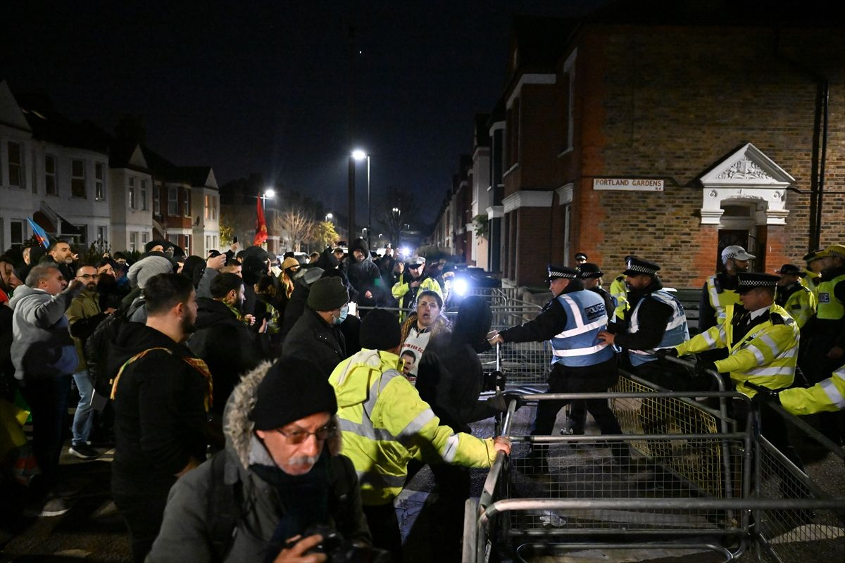 Londra'da PKK yandaşları İngiliz polisiyle çatıştı arbede anları görüntülendi