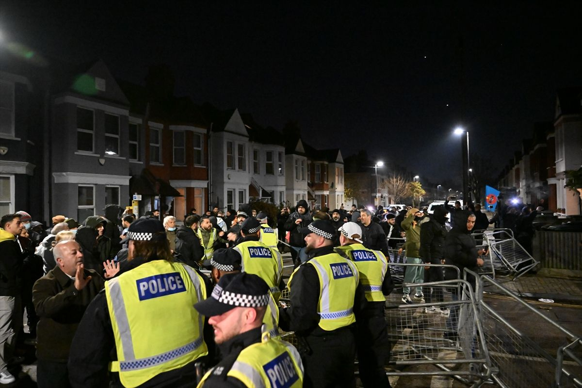 Londra'da PKK yandaşları İngiliz polisiyle çatıştı arbede anları görüntülendi