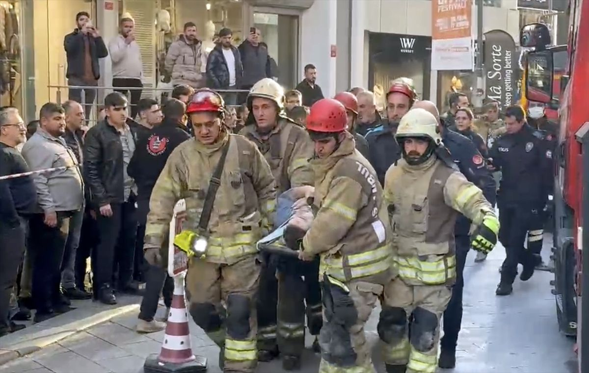 Güngören'de bina yıkımı sırasında facia! 2 işçi göçük altında kaldı