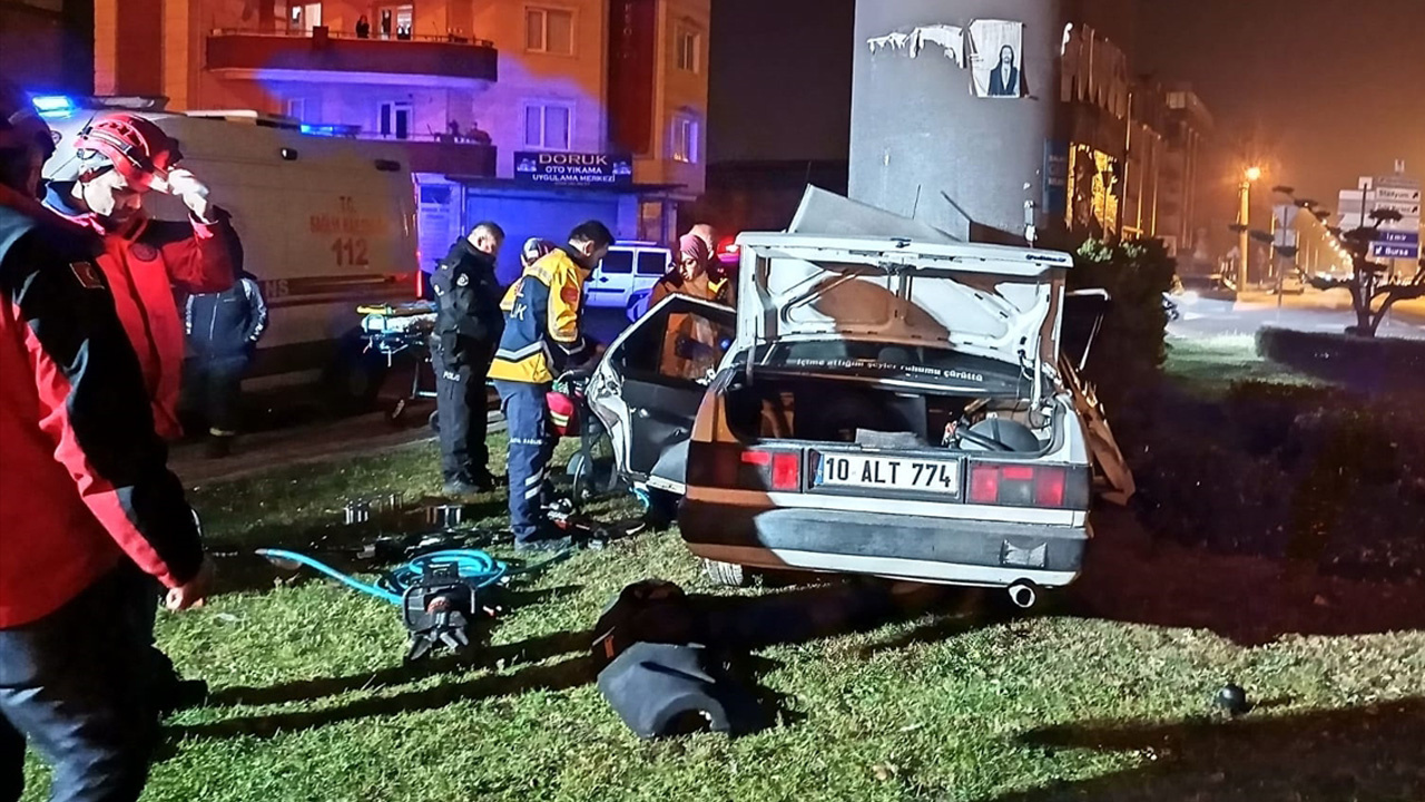 Balıkesir'de üst geçidin ayağına çarpan otomobilin sürücüsü öldü