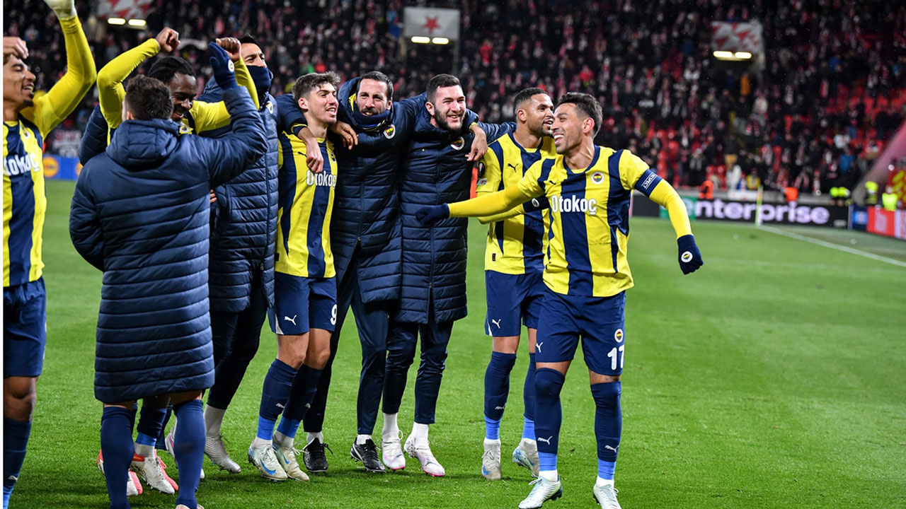 Fenerbahçeli futbolcular Prog zaferini taraftarla böyle kutladı