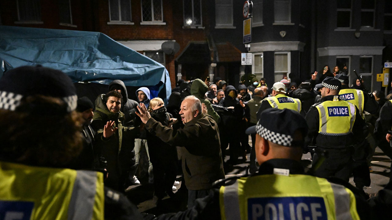 Londra'da PKK yandaşları İngiliz polisiyle çatıştı arbede anları görüntülendi