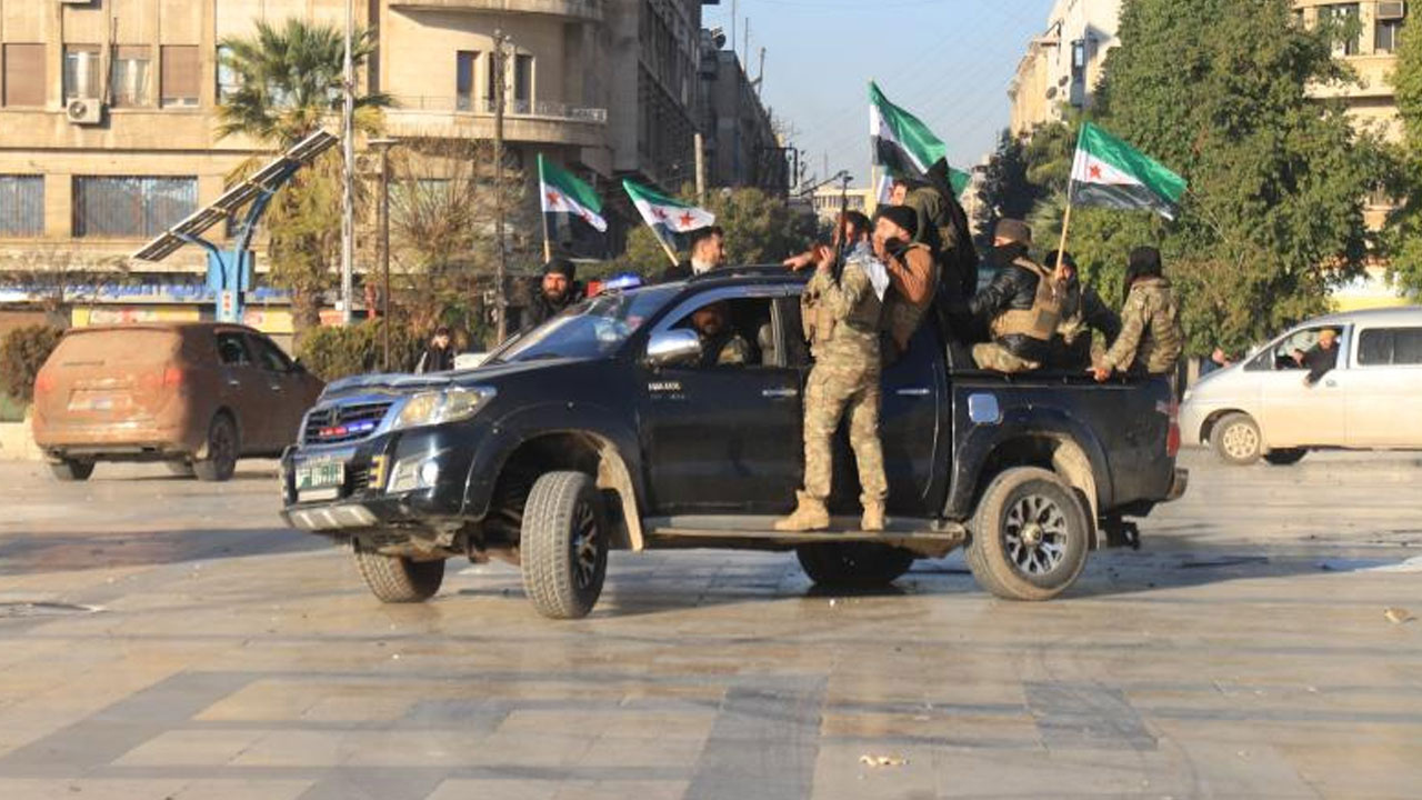 Suriye'de rejim karşıtı silahlı gruplar Hama iline doğru ilerliyor