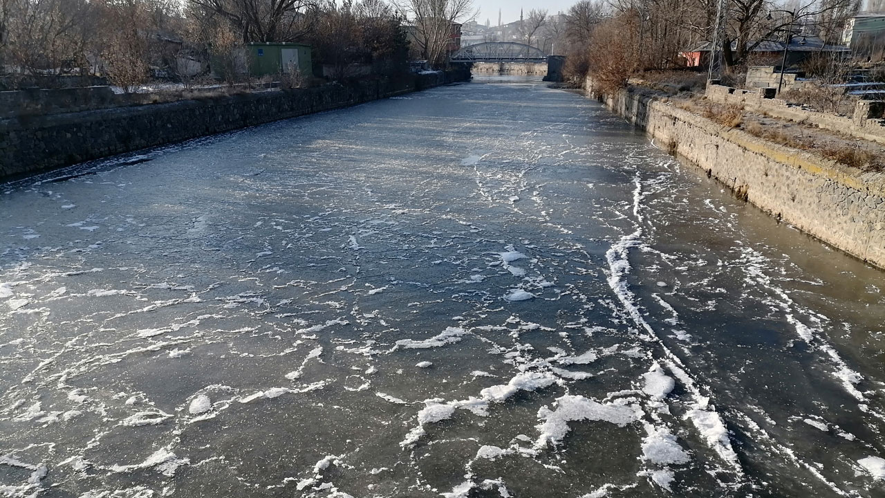 Gece eksi 12 dereceye düştü Kars Çayı buz tuttu