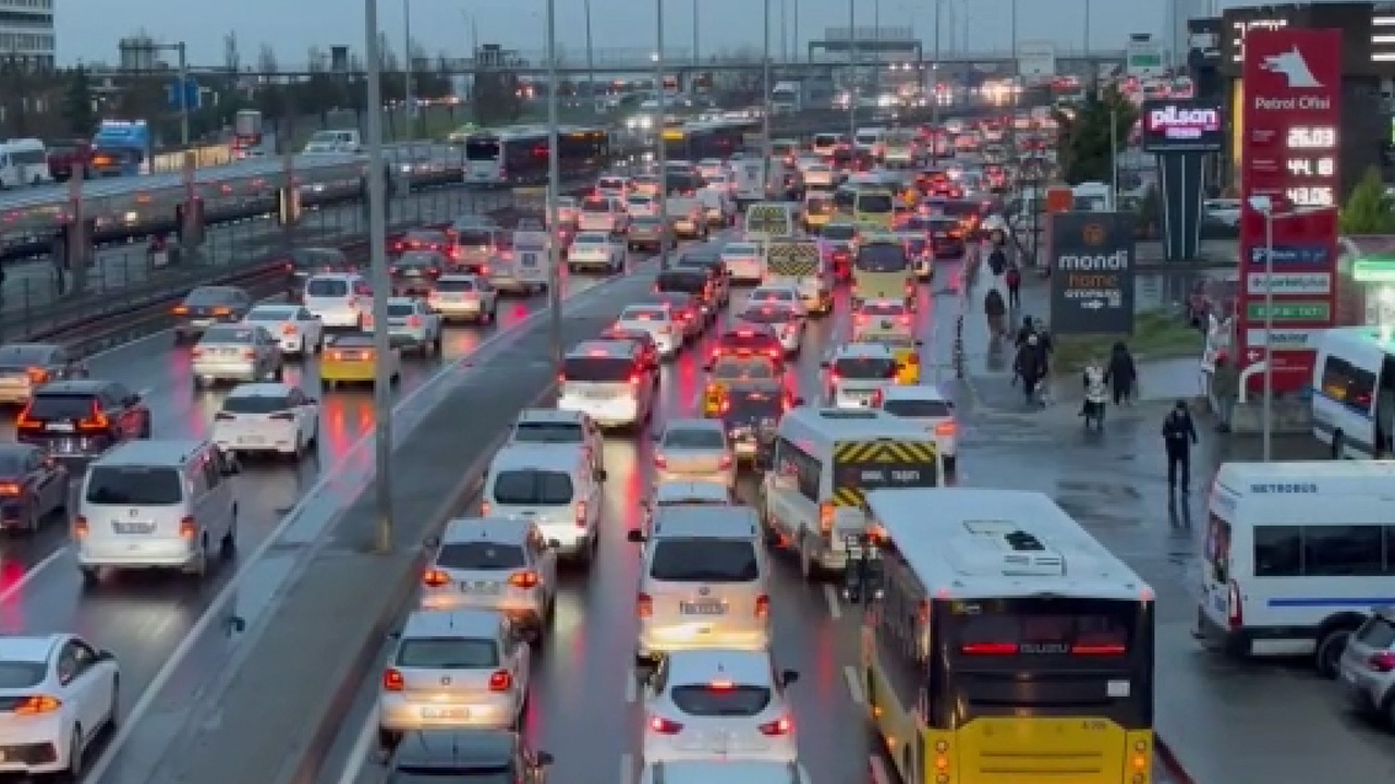 İstanbul'da haftanın ilk iş gününde trafik yoğunluğu yaşanıyor