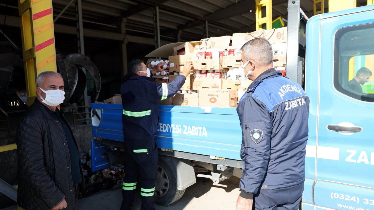 Mersin'de tarihi geçmiş 4 bin 700 ketçap ve mayonez ele geçirildi