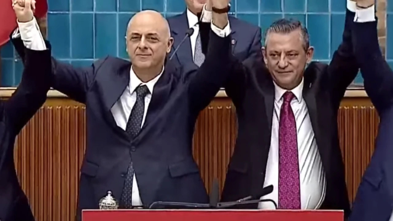 İYİ Parti'den istifa eden Ümit Özlale CHP'ye katıldı! Rozetini Özgür Özel taktı