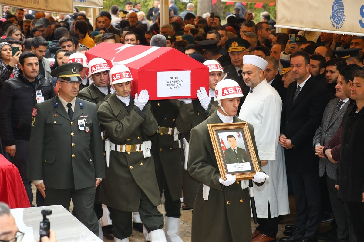 Şehit Uzman Çavuş Eren Kızıldağ'a gözyaşlarıyla veda! Eşinin feryadı yürekleri dağladı