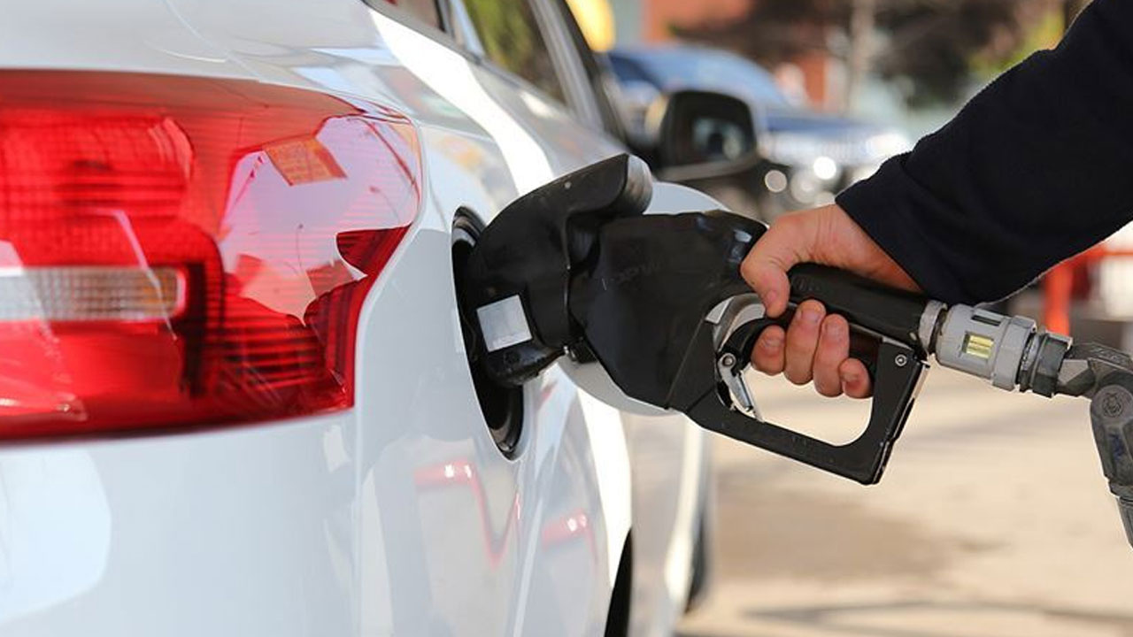 Akaryakıta indirim geldi, tabela değişti! Benzin ve motorinde litre fiyatı...