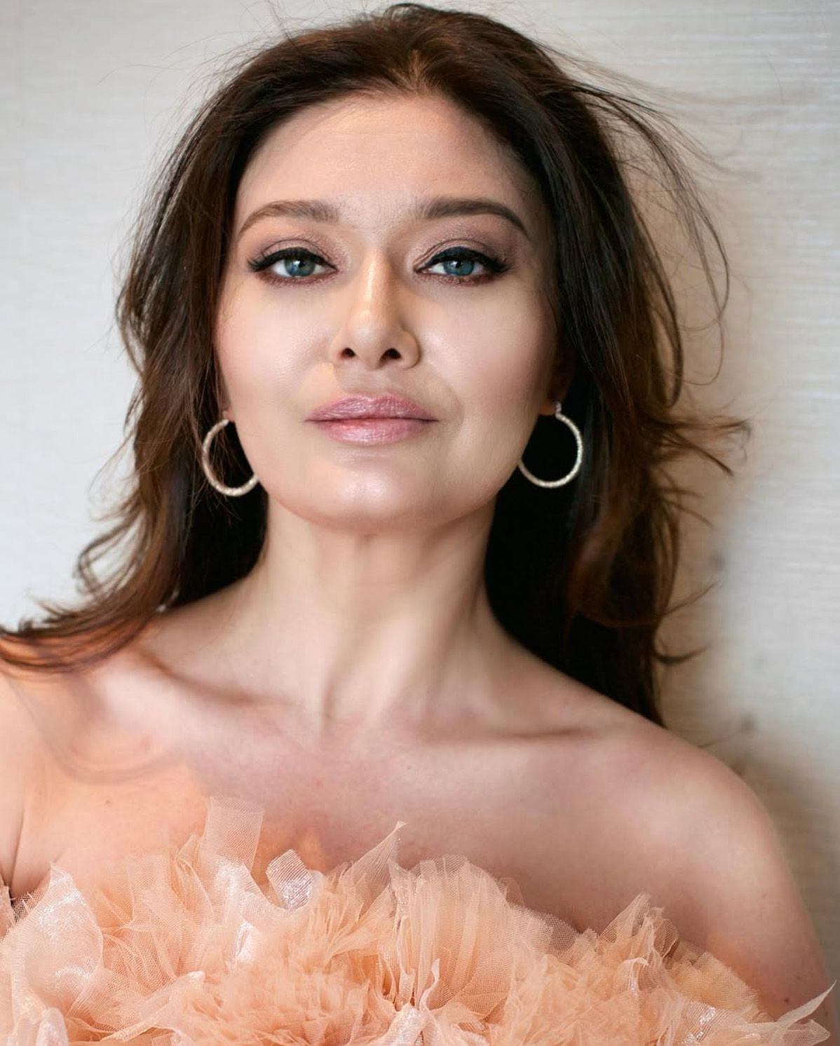 Nurgül Yeşilçay Suudi Arabistan'daki festivale damga vurdu! Kırmızı elbisesiyle göz kamaştırdı