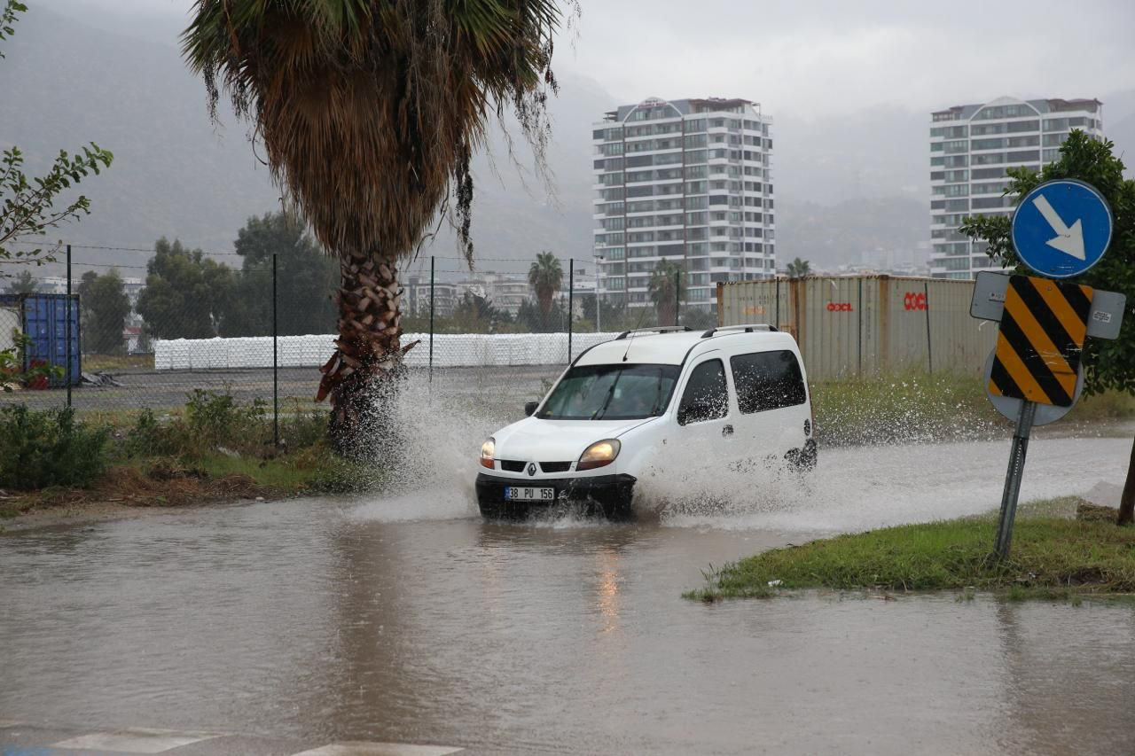 Meteoroloji'den kuvvetli yağış uyarısı geldi! İşte il il hava durumu tahminleri