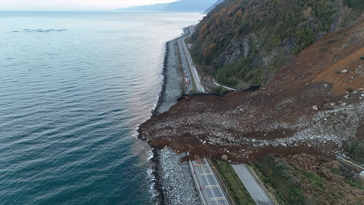 Artvin'de heyelan sonucu Karadeniz Sahil Yolu ulaşıma kapandı