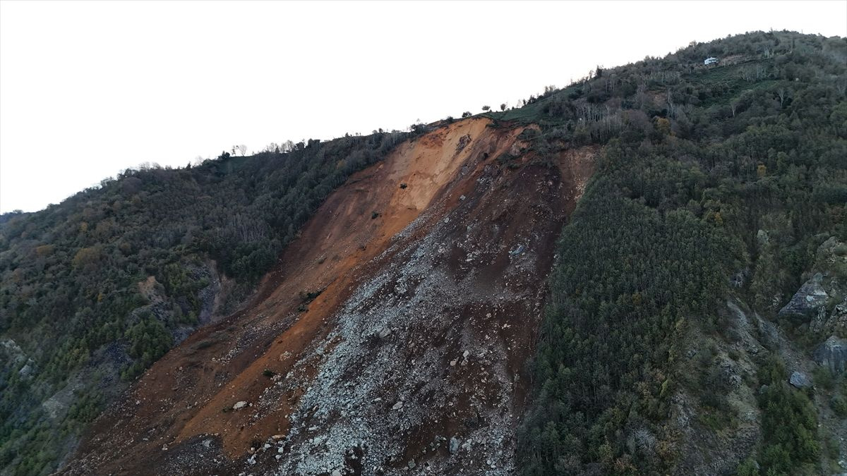 Artvin'de heyelan sonucu Karadeniz Sahil Yolu ulaşıma kapandı