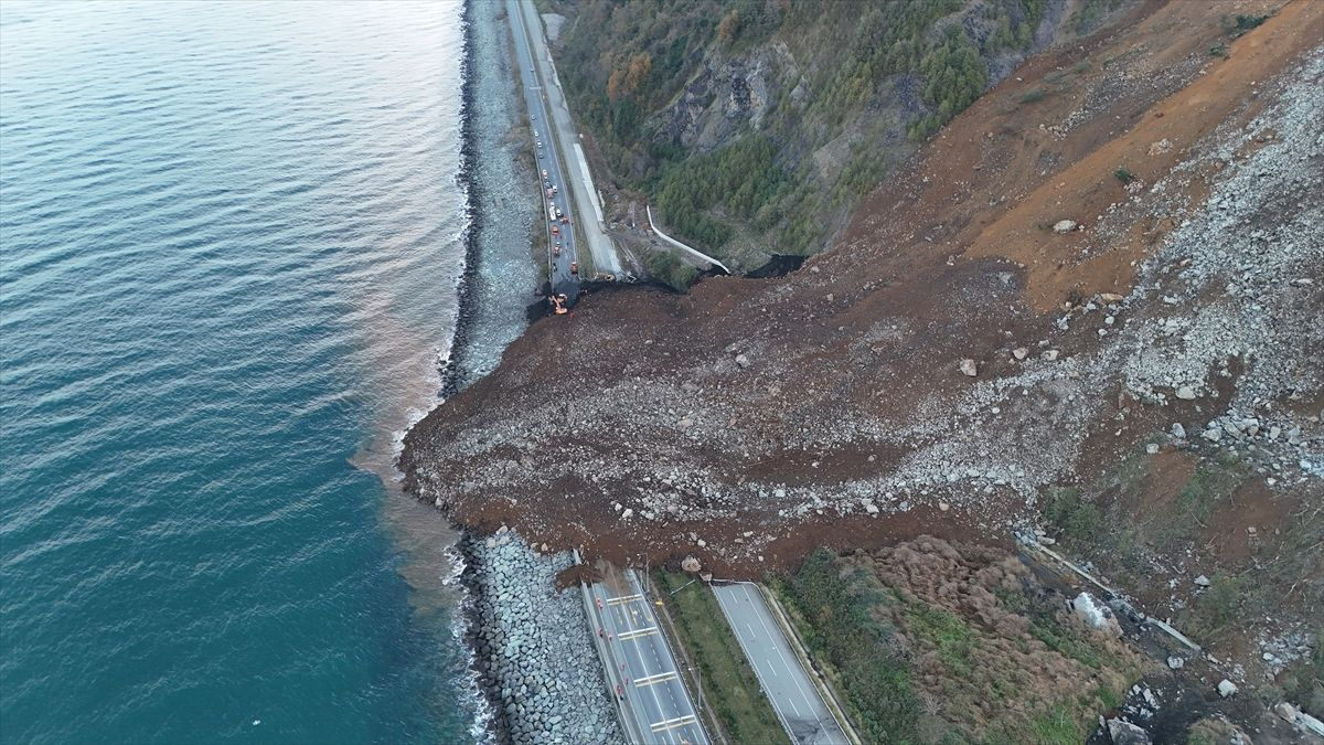 Artvin'de heyelan sonucu Karadeniz Sahil Yolu ulaşıma kapandı