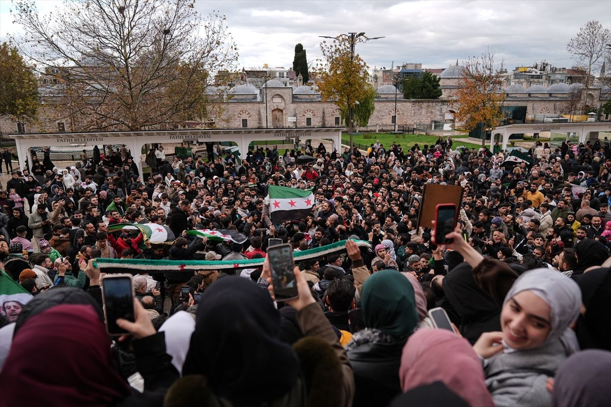 Türkiye'deki Suriyeliler sokaklara döküldü! Esed'in gidişini böyle kutladılar