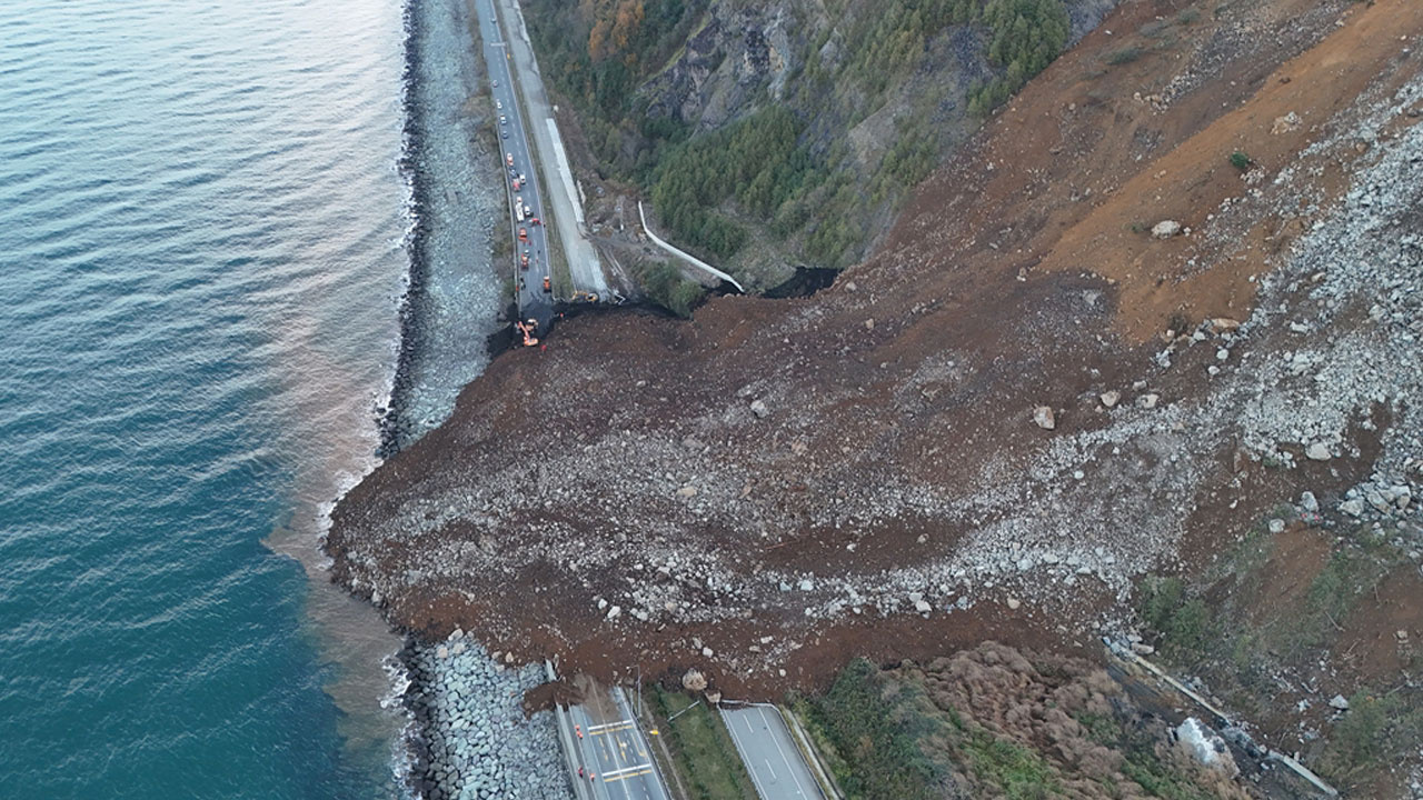 Artvin'de heyelan sonucu Karadeniz Sahil Yolu ulaşıma kapandı