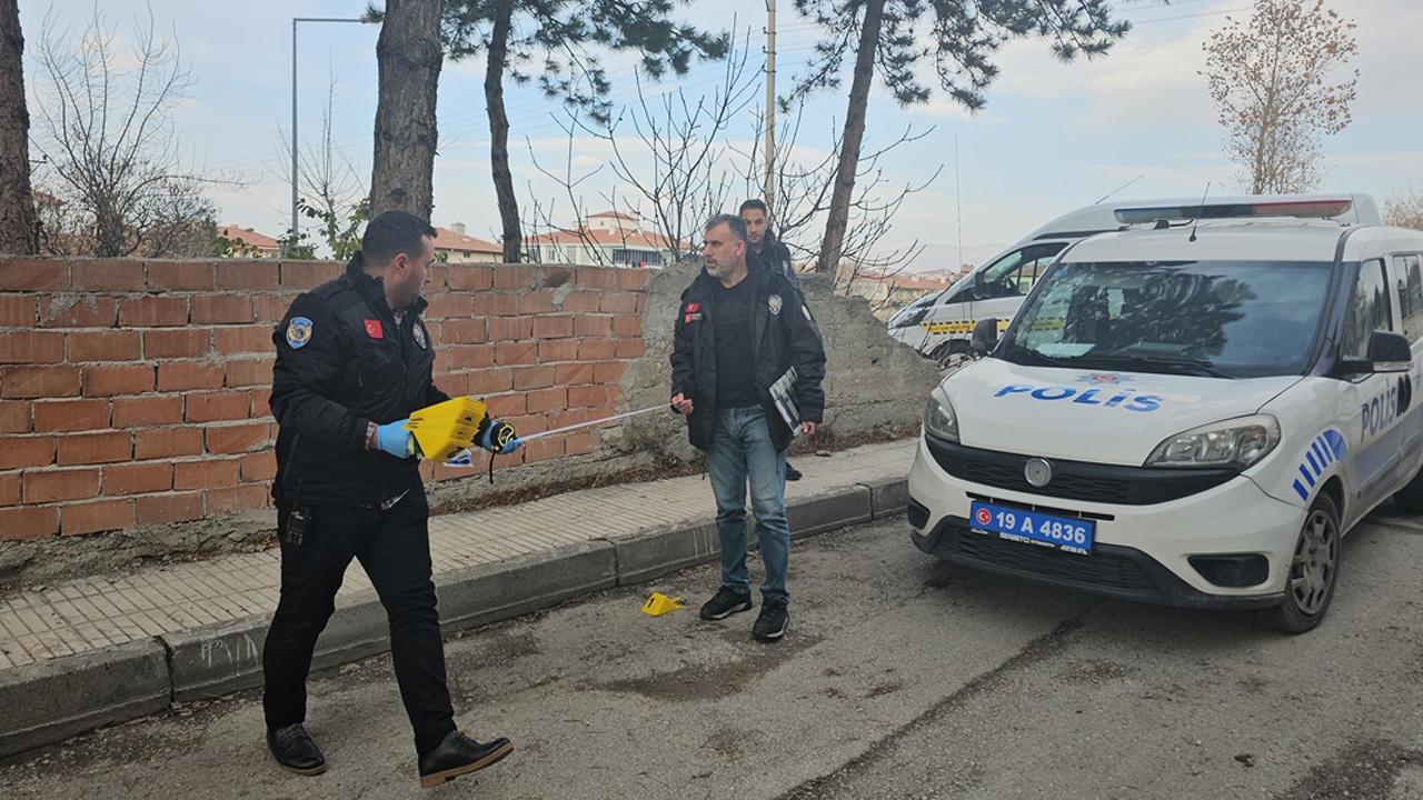 Çorum'da çıkan silahlı kavgada biri yoldan geçen vatandaş 2 kişi yaralandı