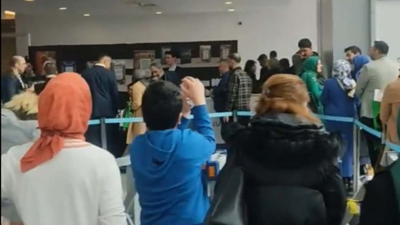 Ankara Kitap Fuarı'nda Hasan Doğan'a yoğun ilgi