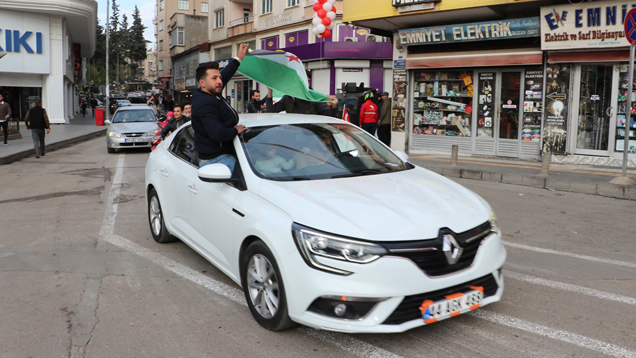 Türkiye'deki Suriyeliler sokaklara döküldü! Esed'in gidişini böyle kutladılar