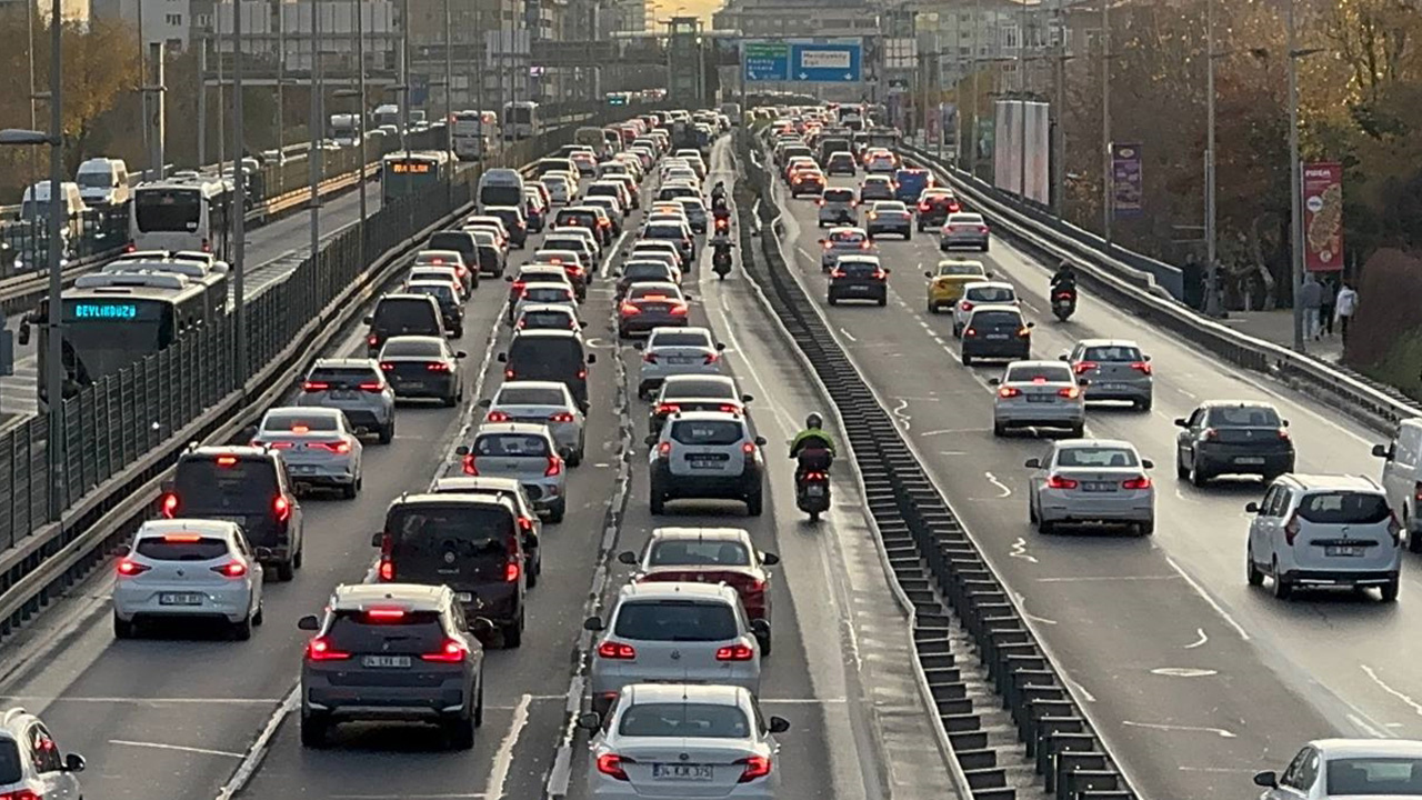 İstanbul'da haftanın ilk iş gününde trafik yoğunluğu yaşanıyor