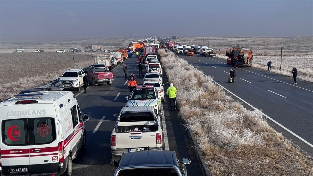 Van'da 30 aracın karıştığı zincirleme kaza! Ölenler ve çok sayıda yaralı var