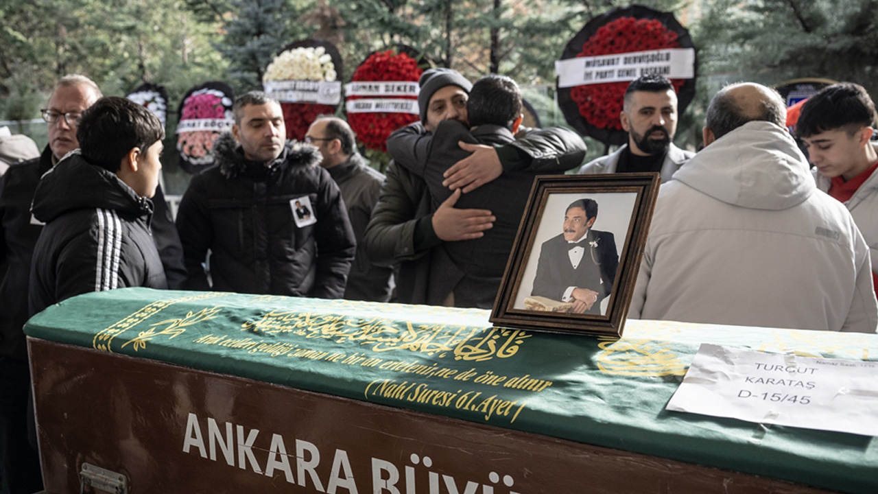 Ankaralı Turgut son yolculuğuna uğurlandı: Yakınları cenaze töreninde kahroldu