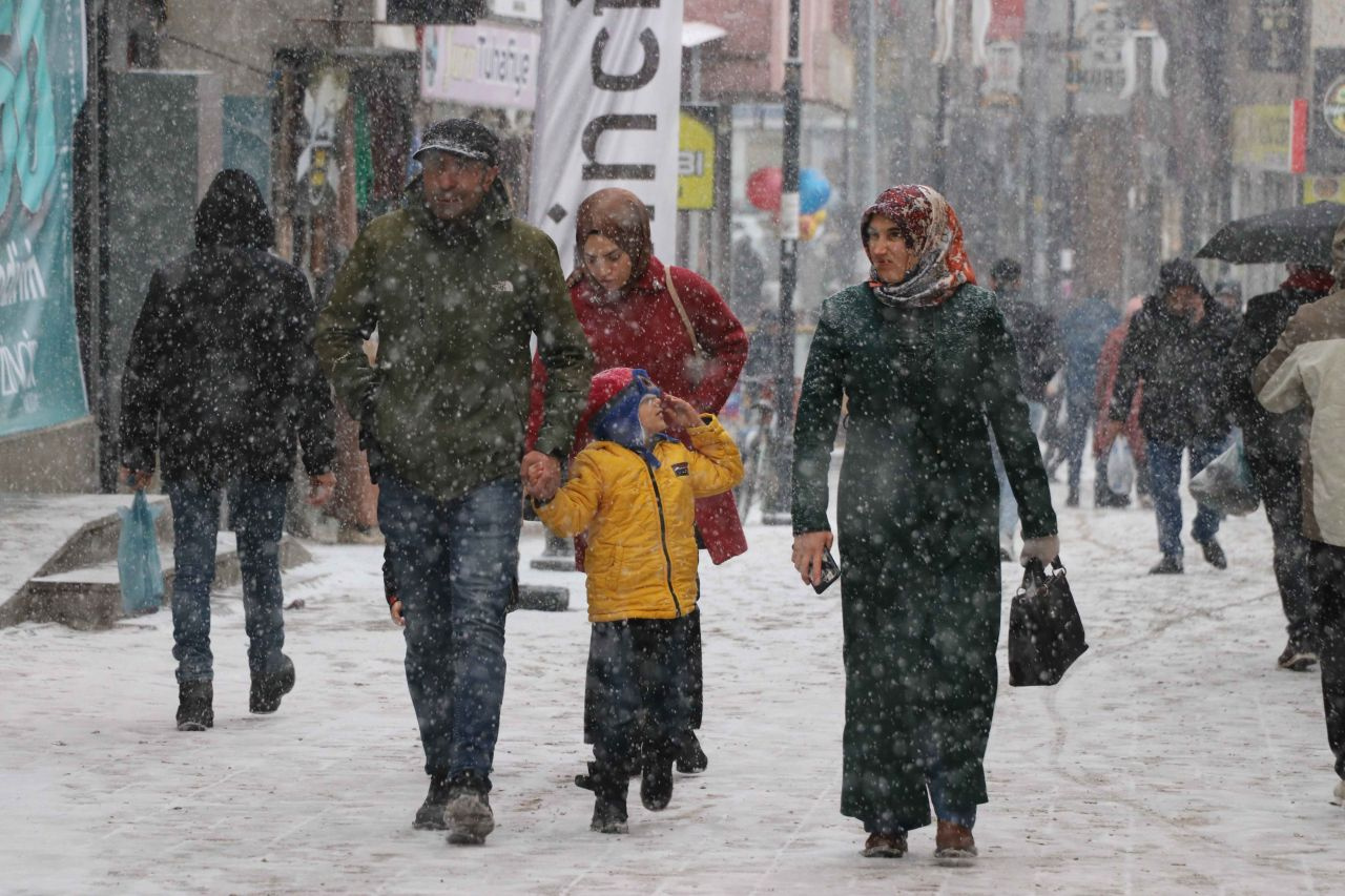 Meteoroloji'den turuncu kodlu uyarı: Yoğun kar yağışı fırtınayla birlikte gelecek!