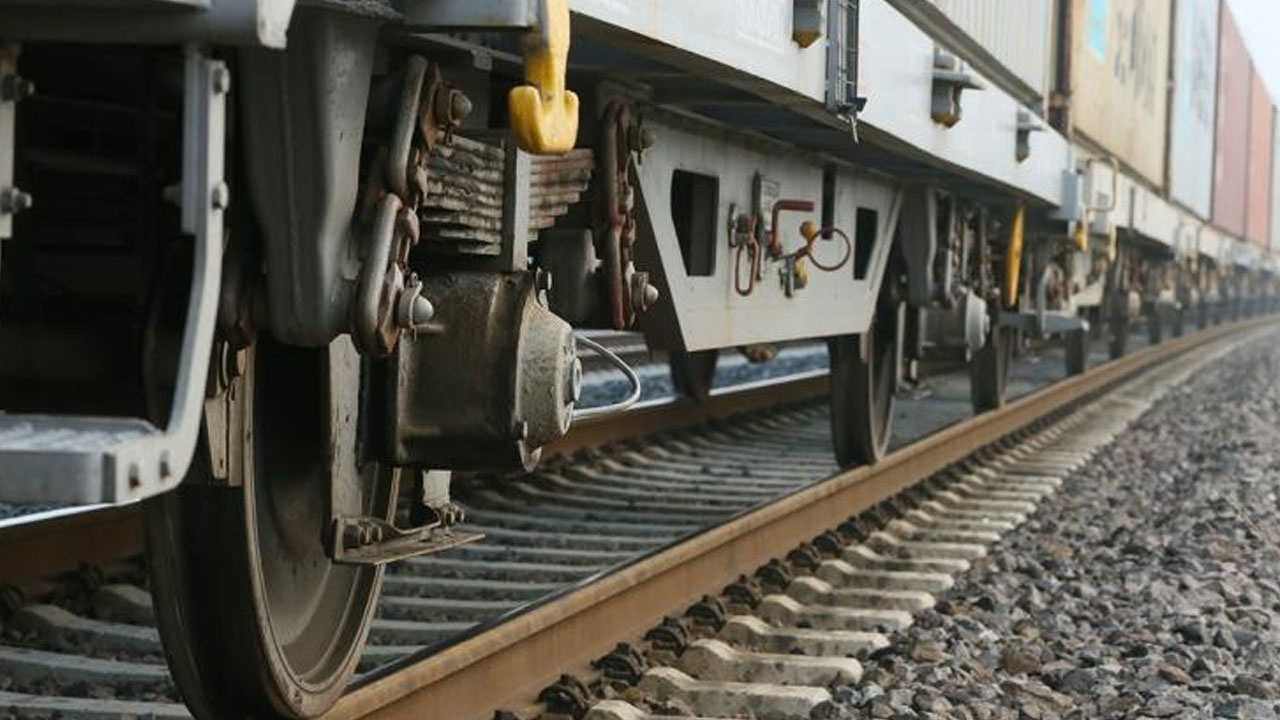 Rusya'da yük trenine çarpan yolcu treni raydan çıktı