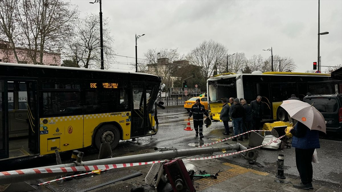 Fatih'te korku dolu anlar! 2 İETT otobüsü çarpıştı