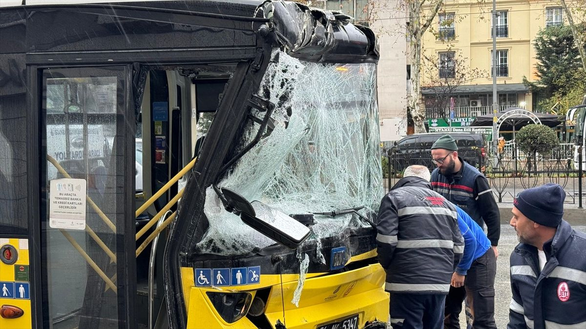 Fatih'te korku dolu anlar! 2 İETT otobüsü çarpıştı