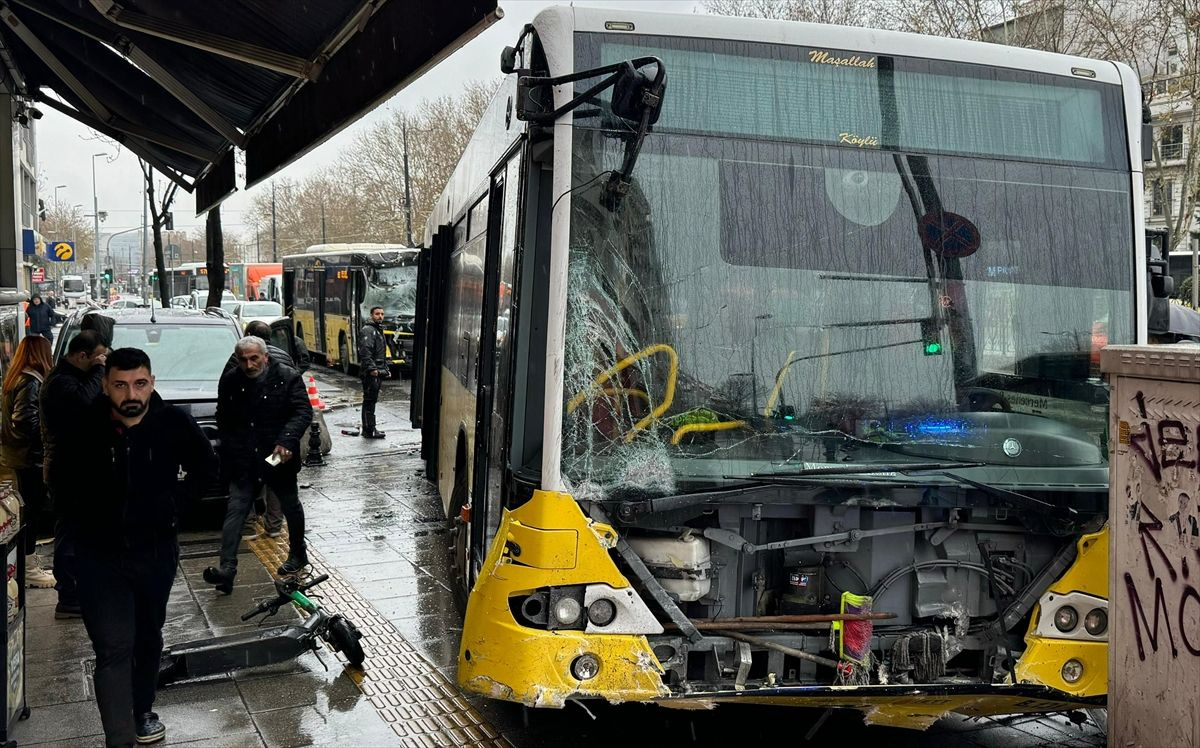 Fatih'te korku dolu anlar! 2 İETT otobüsü çarpıştı