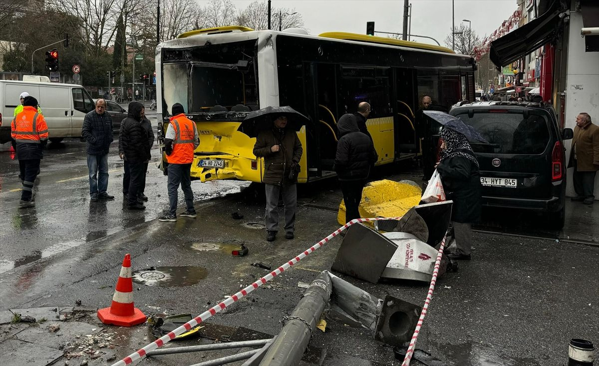 Fatih'te korku dolu anlar! 2 İETT otobüsü çarpıştı