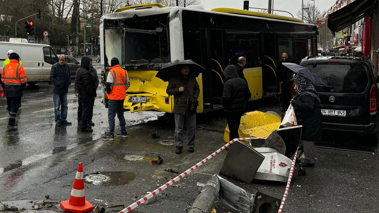 Fatih'te korku dolu anlar! 2 İETT otobüsü çarpıştı