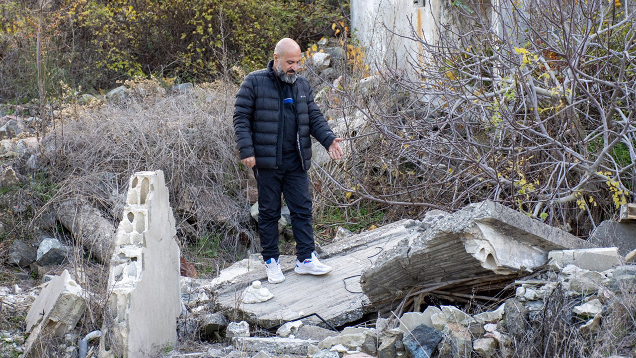 Köyüne 14 yıl sonra döndü evini mayınlarla çevrili buldu