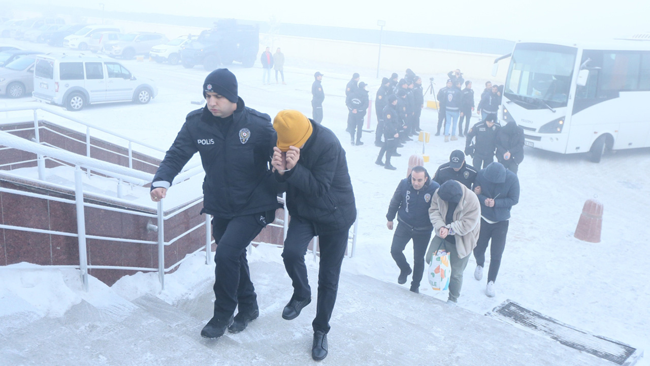 Sosyal medyadan giysi satma vaadiyle dolandırıcılık yaptıkları iddiasıyla 29 şüpheli yakalandı