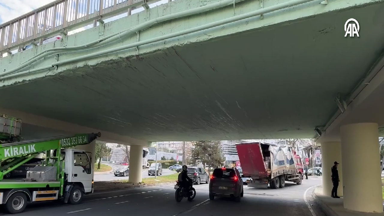 İstanbul'da kamyon köprü ile yol arasına sıkıştı