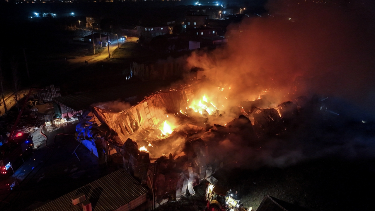 Bursa'da gıda deposunda yangın! 120 personel müdahale etti